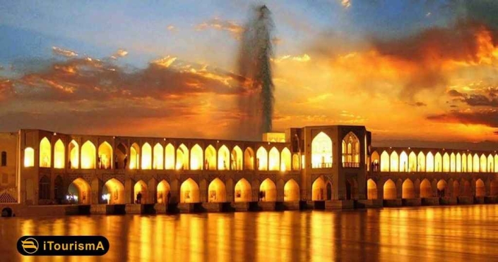 پل خواجو یا پل بابا رکن الدین از بناهای تاریخی معروف اصفهان