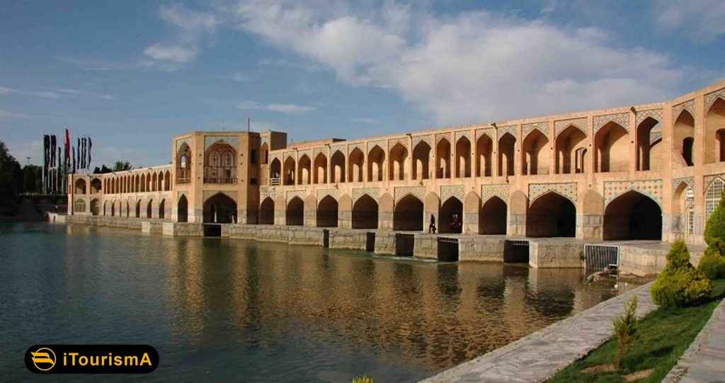 پل خواجو یا پل بابا رکن الدین از بناهای تاریخی معروف اصفهان