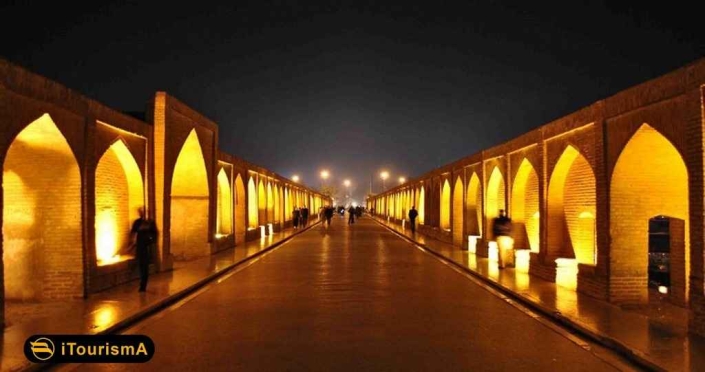 پل خواجو یا پل بابا رکن الدین از بناهای تاریخی معروف اصفهان