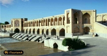 پل خواجو یا پل بابا رکن الدین از بناهای تاریخی معروف اصفهان