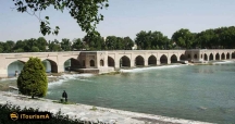 پل چوبی پلی در اصفهان بر روی زاینده رود است