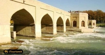 پل چوبی پلی در اصفهان بر روی زاینده رود است