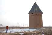 میل اخنگان - Akhangan Tower میل اخنگان، مقبره ای در نزدیکی شهر مشهد بر روی پایه ای هشت ضلعی
