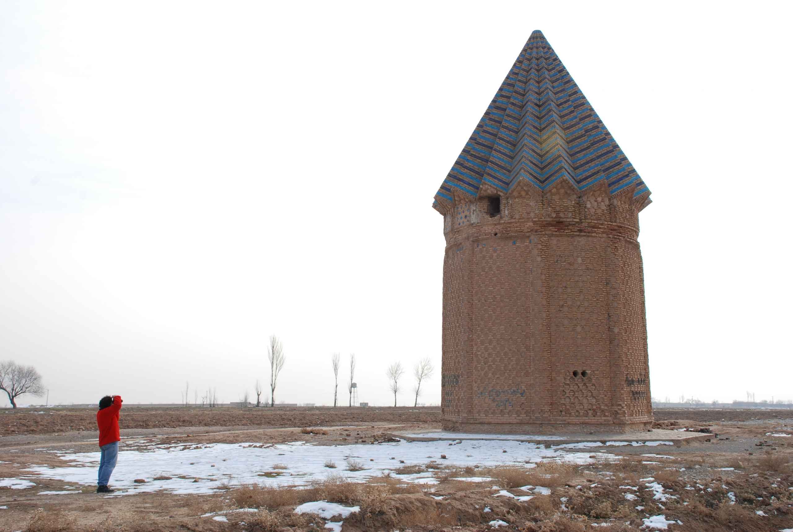 میل اخنگان - Akhangan Tower میل اخنگان، مقبره ای در نزدیکی شهر مشهد بر روی پایه ای هشت ضلعی