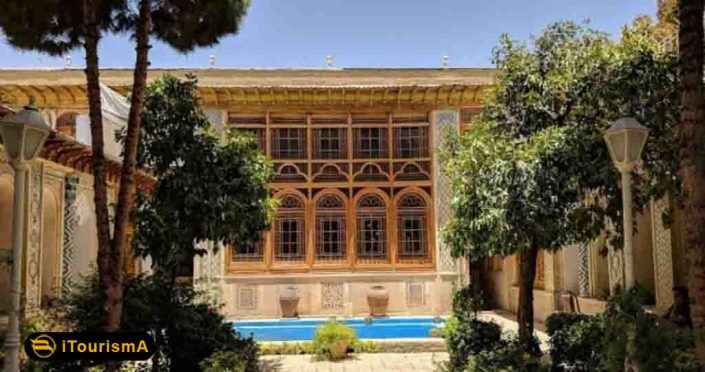 موزه مشکین فام در خانه فروغ الملک در شیراز برپا شده است