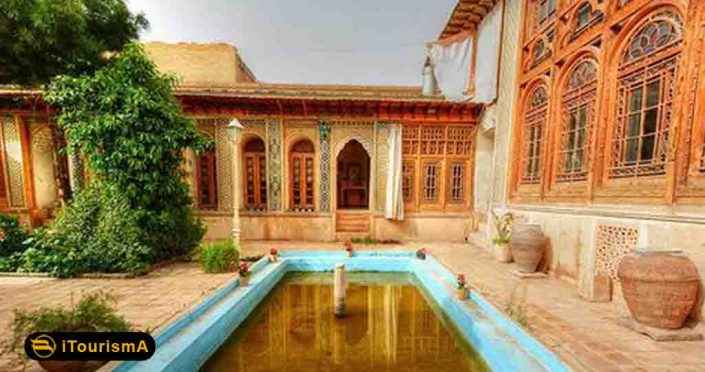 موزه مشکین فام در خانه فروغ الملک در شیراز برپا شده است