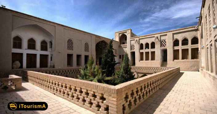 خانه پیرنیا یک عمارت صفوی با ویژگی های معماری کویری می باشد