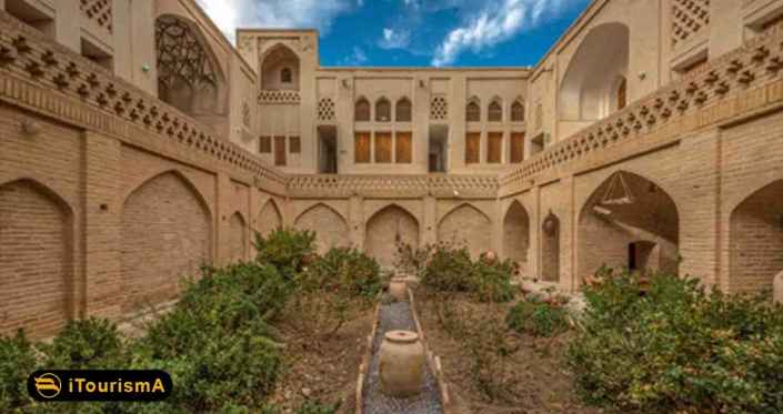 خانه پیرنیا یک عمارت صفوی با ویژگی های معماری کویری می باشد
