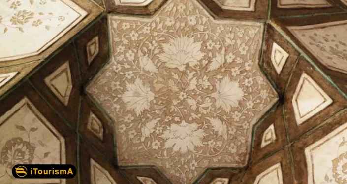خانه پیرنیا یک عمارت صفوی با ویژگی های معماری کویری می باشد