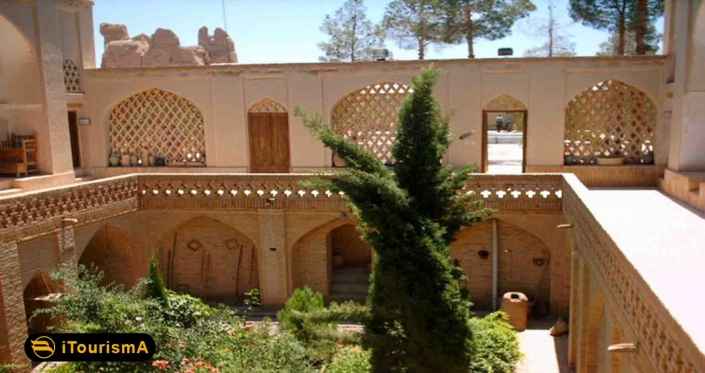 خانه پیرنیا یک عمارت صفوی با ویژگی های معماری کویری می باشد